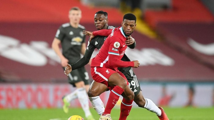 LIVERPOOL, ENGLAND - JANUARY 17: Aaron Wan-Bissaka of Manchester United battles for possession with Georginio Wijnaldum of Liverpool during the Premier League match between Liverpool and Manchester United at Anfield on January 17, 2021 in Liverpool, England. Sporting stadiums around England remain under strict restrictions due to the Coronavirus Pandemic as Government social distancing laws prohibit fans inside venues resulting in games being played behind closed doors. (Photo by Michael Regan/Getty Images)