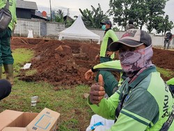 Cerita Penggali Kubur di DKI, Pernah Makamkan 46 Jenazah COVID-19 Sehari