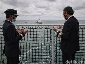 Potret Haru Momen Tabur Bunga Sriwijaya Air Potret Haru Momen Tabur Bunga Sriwijaya Air