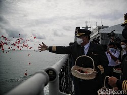 Haru! Prosesi Tabur Bunga di Lokasi Jatuhnya SJ182 Diiringi Isak Tangis