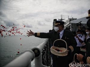 Haru! Prosesi Tabur Bunga di Lokasi Jatuhnya SJ182 Diiringi Isak Tangis Haru! Prosesi Tabur Bunga di Lokasi Jatuhnya SJ182 Diiringi Isak Tangis