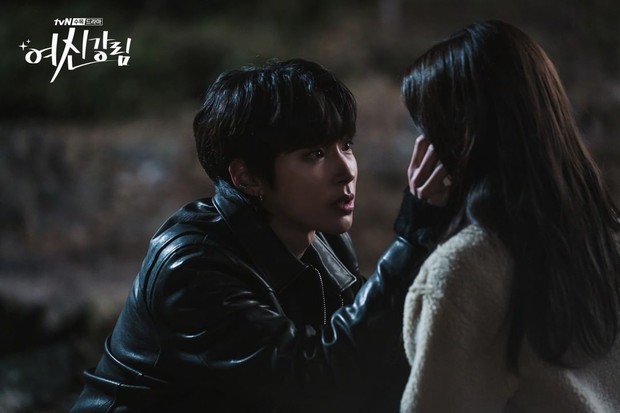 Hwang In Yeop dan Moon Ga Yeong dalam potongan adegan di drama True Beauty.