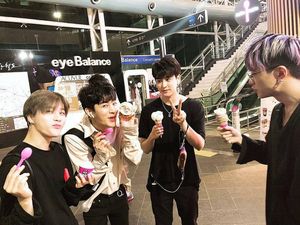 10 Momen Kuliner iKON yang Masuk Line-Up Kingdom 10 Momen Kuliner iKON yang Masuk Line-Up Kingdom