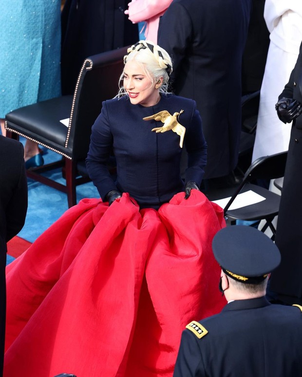 Gaya fashion Lady Gaga di Pelantik Biden-Harris