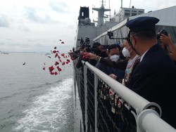 Isak Tangis Keluarga Korban Iringi Proses Tabur Bunga di Lokasi Jatuhnya SJ182