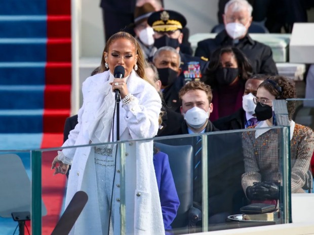 Jennifer Lopez dalam aksi di hari pelantikan Presiden Amerika.