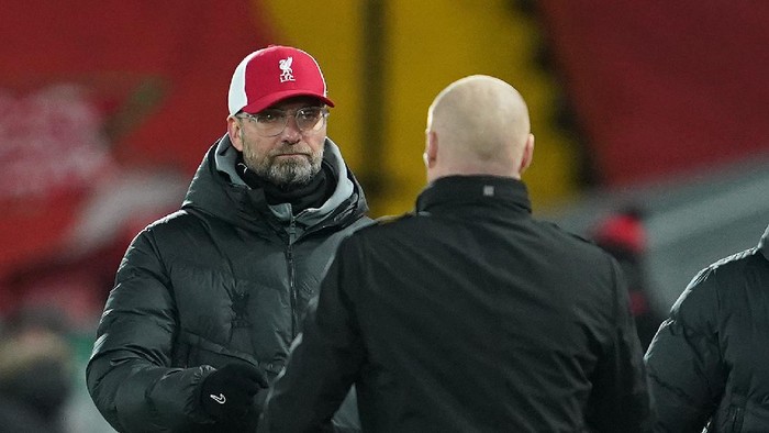 LIVERPOOL, ENGLAND - JANUARY 21: Jurgen Klopp, Manager of Liverpool interacts with Sean Dyche, Manager of Burnley following the Premier League match between Liverpool and Burnley at Anfield on January 21, 2021 in Liverpool, England. Sporting stadiums around the UK remain under strict restrictions due to the Coronavirus Pandemic as Government social distancing laws prohibit fans inside venues resulting in games being played behind closed doors. (Photo by Jon Super - Pool/Getty Images)