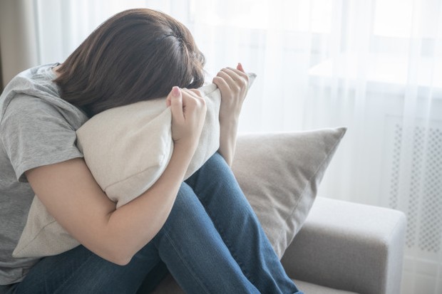 berbeda orang yang depresi, mereka merasakan kesedihan tapi tanpa alasan yang logis.