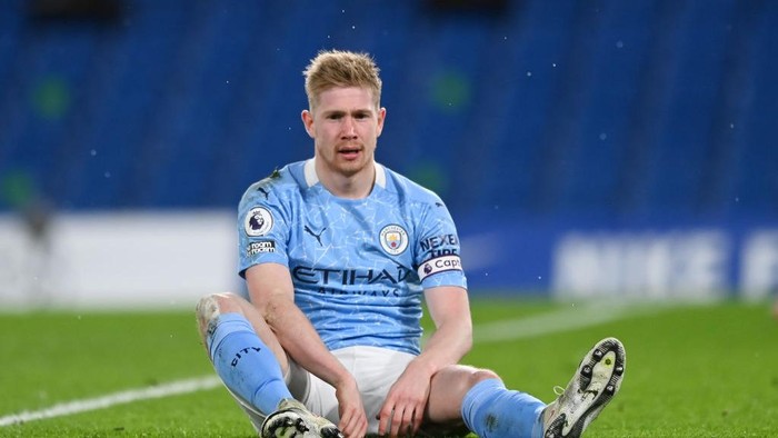 LONDON, ENGLAND - JANUARY 03: Kevin De Bruyne of Manchester City reacts during the Premier League match between Chelsea and Manchester City at Stamford Bridge on January 03, 2021 in London, England. The match will be played without fans, behind closed doors as a Covid-19 precaution. (Photo by Shaun Botterill/Getty Images)