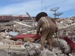 Korban Gempa di Mamuju Kais Besi Reruntuhan Demi Bertahan Hidup