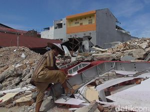 Demi Bertahan Hidup, Korban Gempa Sulbar Ambil Besi Reruntuhan untuk Dijual