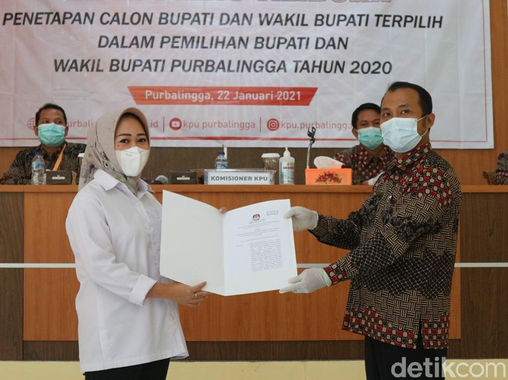 KPU Tetapkan Petahana Tiwi Sebagai Bupati Purbalingga Terpilih KPU Tetapkan Petahana Tiwi Sebagai Bupati Purbalingga Terpilih