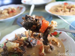 Gurih Nikmat Soto Betawi Legendaris di Cawang