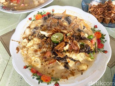 Sedapnya Soto Betawi Cawang Legendaris di Area Parkiran