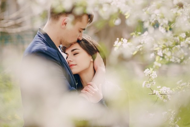 Pernahkah kalian bertemu dengan seorang Libra yang tidak romantis? Ini seperti asmara terpancar dari kehadiran mereka dan mereka bahkan tidak bisa menahannya.