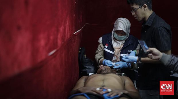 Lipsus MMA Tenaga medis memeriksa petarung dalam pertandingan MMA One Pride. Jakarta, Sabtu, 15 Februari 2020. CNNIndonesia/Adhi Wicaksono.