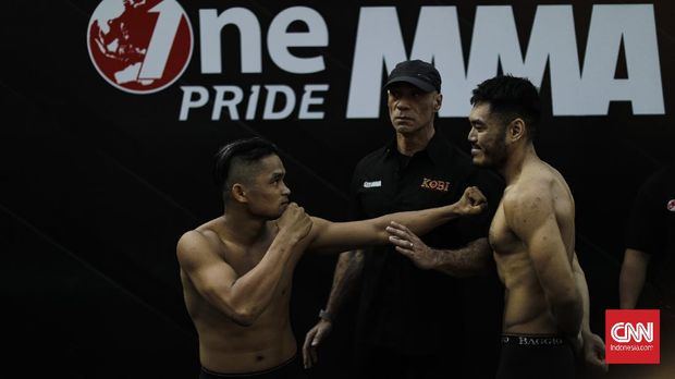 Lipsus MMA Dua petarung saat acara timbang badan dalam pertandingan MMA One Pride. Jakarta, Sabtu, 15 Februari 2020. CNNIndonesia/Adhi Wicaksono.