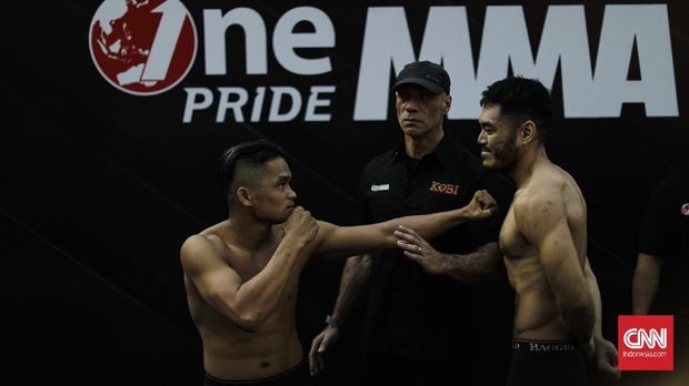 Dua petarung saat acara timbang badan dalam pertandingan MMA One Pride. Jakarta, Sabtu, 15 Februari 2020. CNNIndonesia/Adhi Wicaksono.