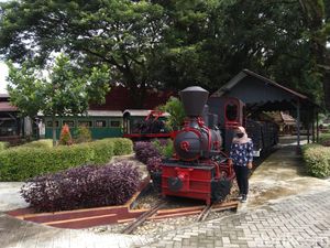 Lokomotif Tua Itu Bernama Tujuh Belas, Agustus, Bahagia dan Madjoe