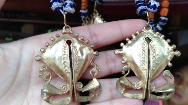 Perhiasan khas Sumba, Mamuli, yang menyerupai organ reproduksi perempuan.