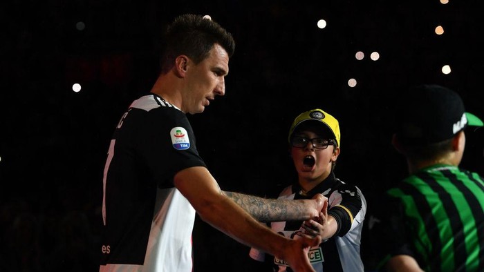 TURIN, ITALY - MAY 19: Mario Mandzukic of Juventus attends the awards ceremony after winning the Serie A Championship during the Serie A match between Juventus and Atalanta BC on May 19, 2019 in Turin, Italy. (Photo by Tullio M. Puglia/Getty Images)