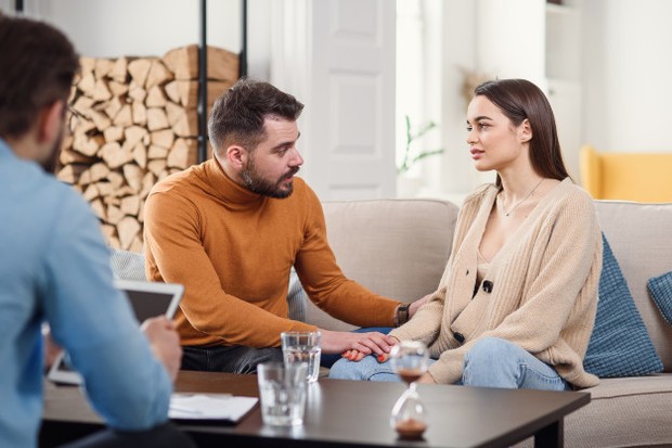 Mereka mungkin akan kesulitan bangun, tapi kamu bisa membantunya dengan mendorong pasangan kamu untuk bertemu dengan terapis mereka.