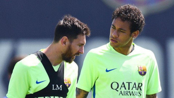 BARCELONA, SPAIN - MAY 26:  Lionel Messi (L) and Neymar Jr. of FC Barcelona chat during a training session at FC Barcelona Sports Centre on May 26, 2017 in Barcelona, Spain.  (Photo by David Ramos/Getty Images)