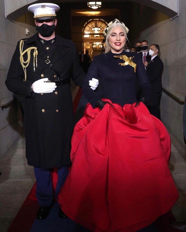 Gaya fashion Lady Gaga di Pelantik Biden-Harris