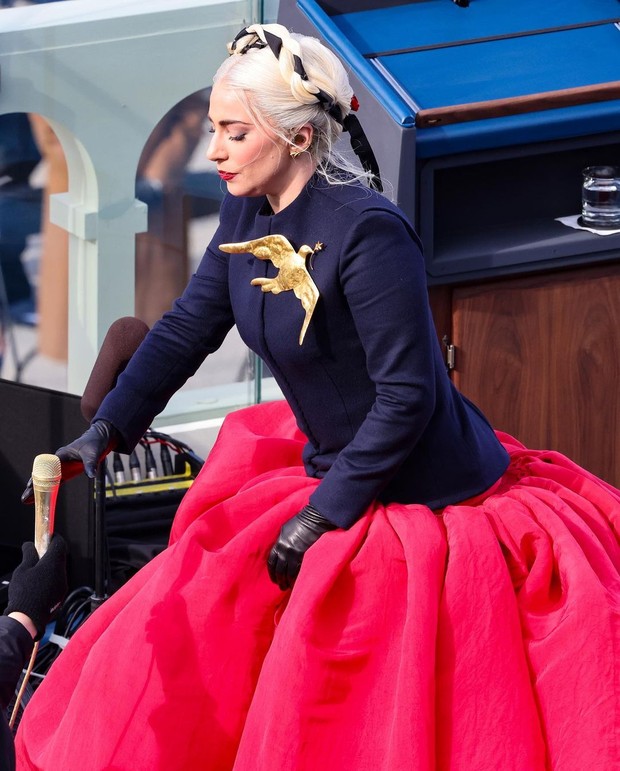 Gaya fashion Lady Gaga di Pelantik Biden-Harris