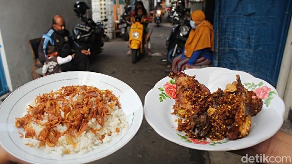 Gurihnya Nasi Uduk Bu Amah yang Ngumpet di Gang Sempit