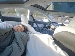 Duh! Niat Pamer Kecanggihan Tesla sambil Rebahan, Malah Banjir Hujatan