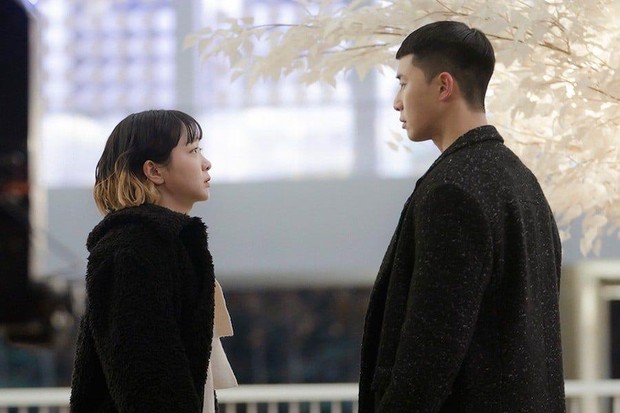 Park Seo Joon dipasangkan dengan Kim Da Mi dalam drama Itaewon Class.