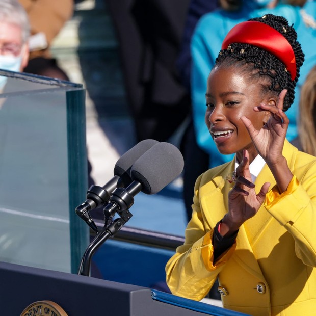 Penyair muda Amanda Gorman dalam pelantikan Presiden Amerika.