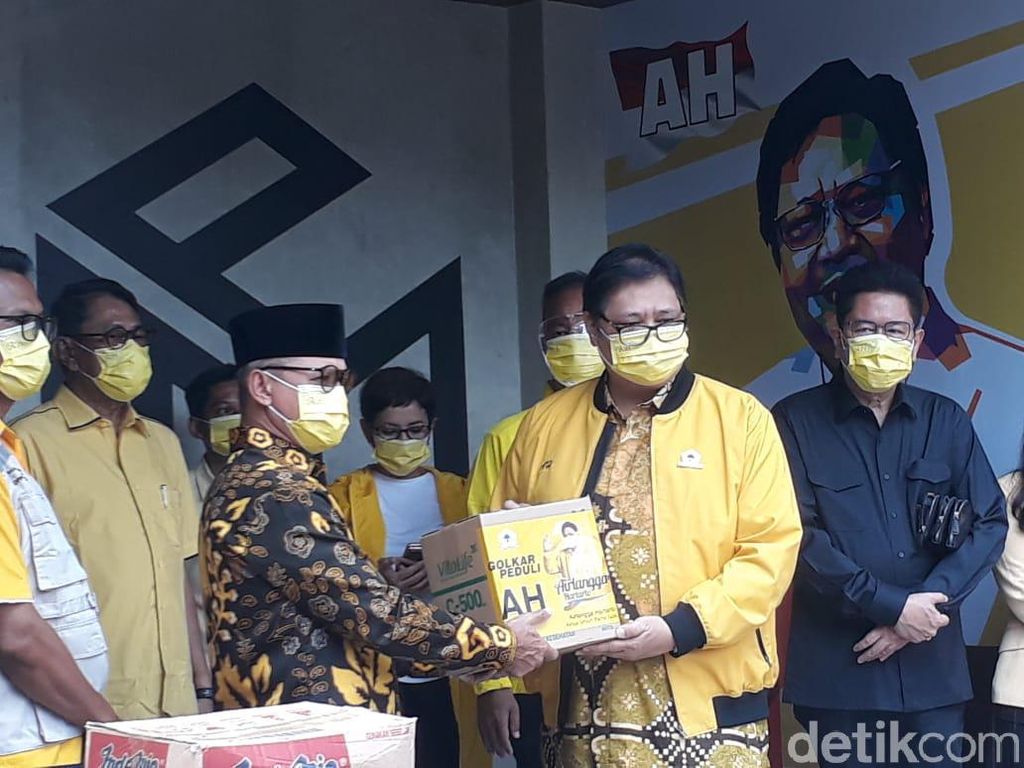 Gubernur Sulbar Apresiasi Golkar Salurkan Bantuan untuk Korban Gempa Gubernur Sulbar Apresiasi Golkar Salurkan Bantuan untuk Korban Gempa