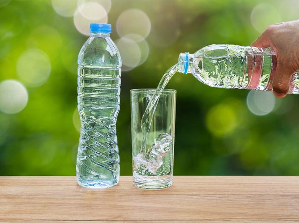 Benarkah Minum Air Putih Bisa Turunkan Berat Badan? Ini Penjelasannya