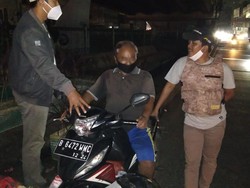 Petugas Jaga Malam Pergoki Penyampah di Flyover Ciputat Tangsel