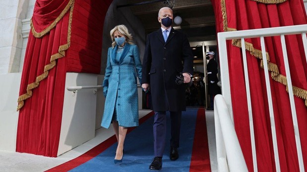 Presiden Amerika Joe Biden dan istri Jill Biden dalam hari pelantikan.