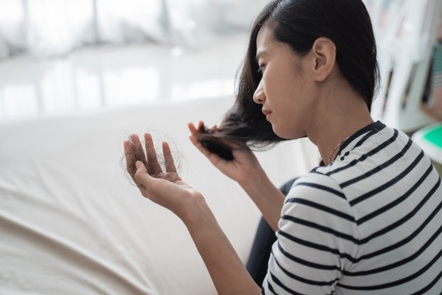 Mungkin masalah terburuk dari semuanya adalah mereka yang menggunakan dry shampoo terlalu sering mengalami kerontokan rambut.