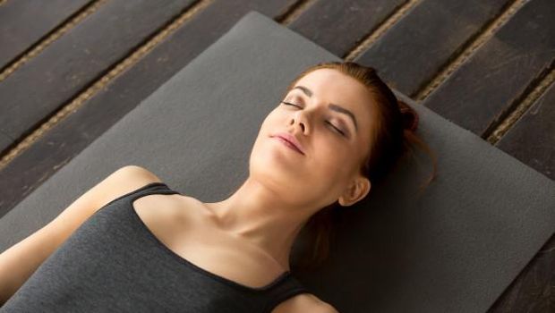 Resonant breathing juga disebut pernapasan koheren yang dapat membantu kamu menenangkan kecemasan dan membuat kamu kembali dalam keadaan rileks.