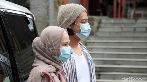 Curhat Roger Danuarta dan Cut Meyriska soal Vaksin hingga Rumah Mewah