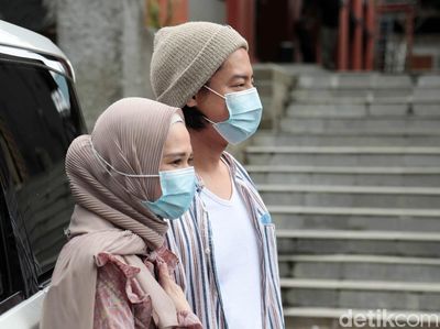 Curhat Roger Danuarta dan Cut Meyriska soal Vaksin hingga Rumah Mewah