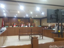 Berkas Pembuktian Belum Lengkap, Sidang PK Zumi Zola Ditunda