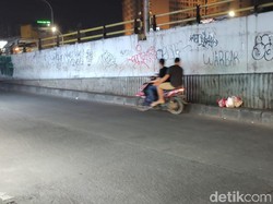 Parah! Masih Saja Ada yang Buang Sampah di Flyover Ciputat