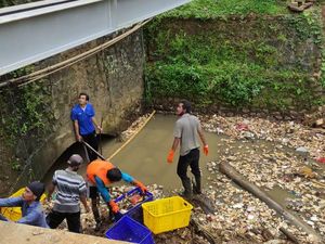 Kerahkan Truk, Pemkot Depok Mulai Angkut Sampah dari Kali Baru Cijantung