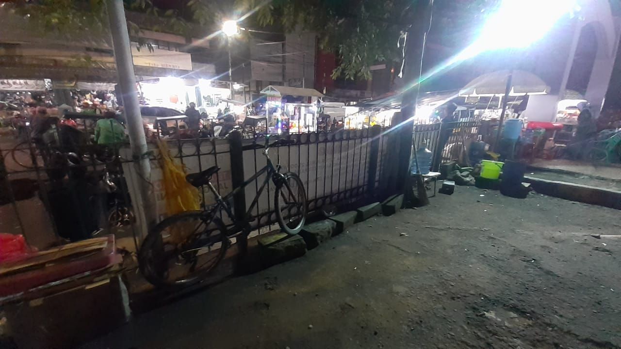 Sepeda yang terparkir di Stasiun Tangerang yang tidak memiliki parkir khusus sepeda.