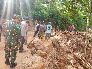 Sempat Tertutup Tanah Longsor, Jalur Antar Dusun di Ngawi Kini Bisa Dilewati Sempat Tertutup Tanah Longsor, Jalur Antar Dusun di Ngawi Kini Bisa Dilewati