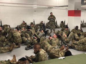 Tentara Garda Nasional Istirahat di Tempat Parkir, Anggota Parlemen AS Marah Tentara Garda Nasional Istirahat di Tempat Parkir, Anggota Parlemen AS Marah