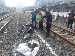 Nekat Terobos Perlintasan KA, Biker di Surabaya Tewas Tertabrak Kereta Api