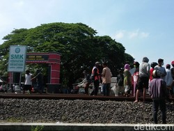 Perempuan Muda Tewas Setelah Biarkan Dirinya Tertabrak Kereta Api di Lamongan