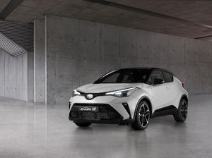 Lihat Lebih Dekat Tampang Ganteng Toyota C-HR Hybrid GR Sport